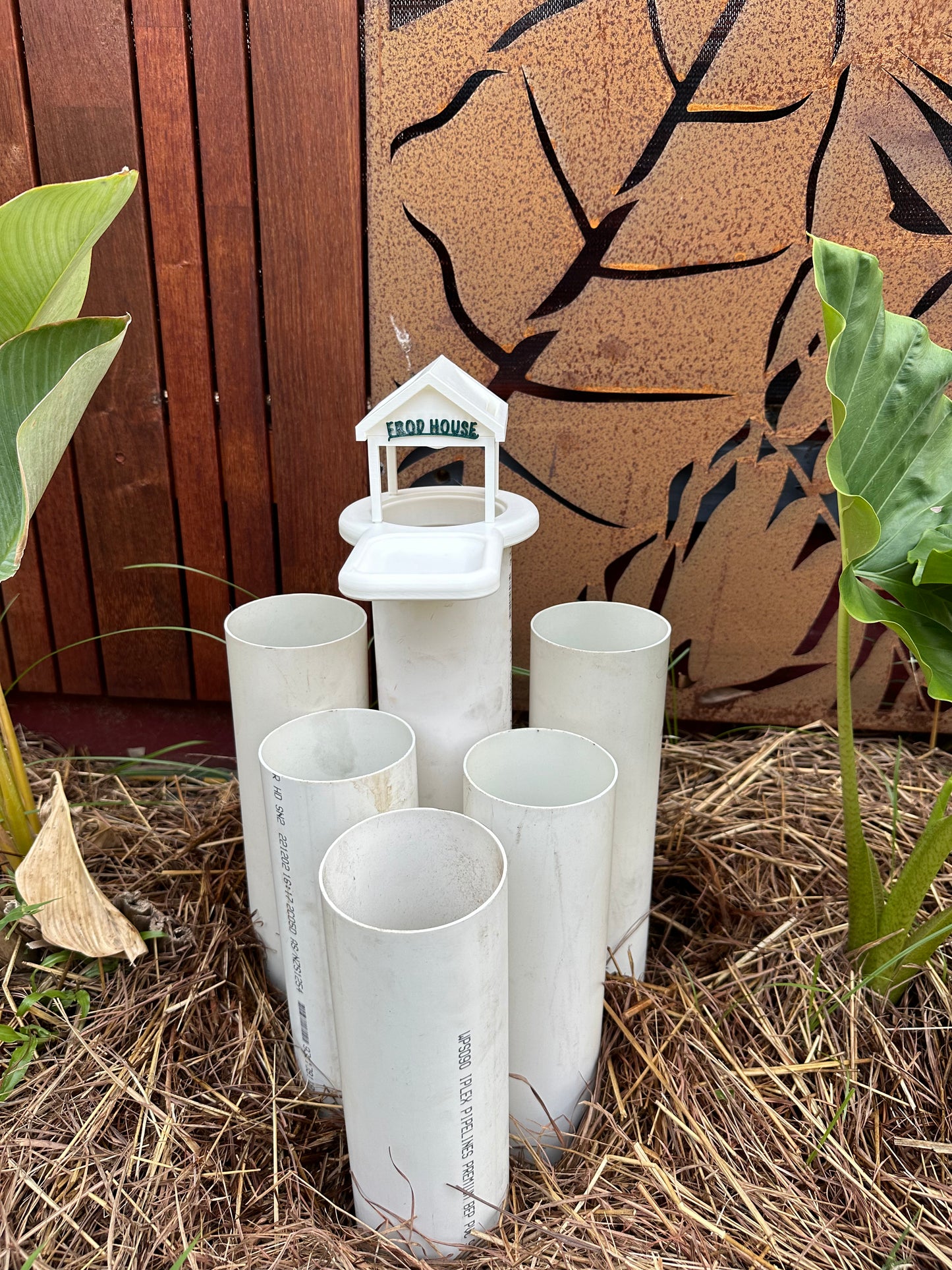 Frod House Pipe Topper (Frog House)